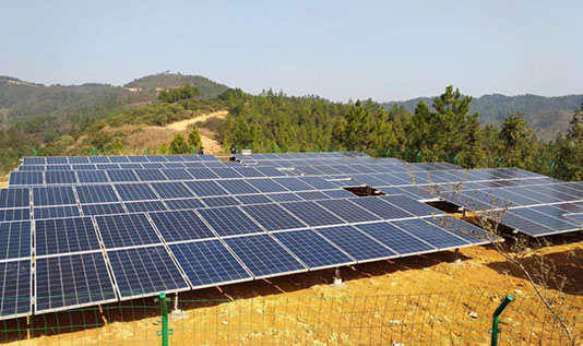 愛(ài)康祁東光伏扶貧電站（51個(gè)村級(jí)扶貧電站），總裝機(jī)容量3.06MW，預(yù)計(jì)年發(fā)電量280萬(wàn)kW·h，年扶貧收益238萬(wàn)元。